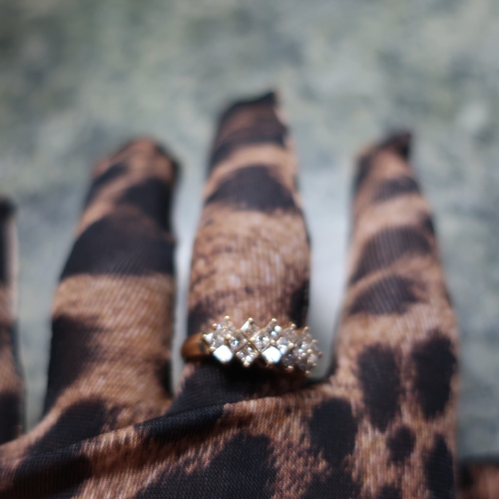 10k Diamond ring - Picture 2 of 8